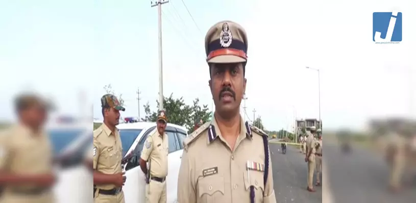 केंद्रीय जेल से तीन कैदी फरार, पुलिस ने गोली मारकर एक को किया गिरफ्तार केंद्रीय जेल से तीन कैदी फरार, पुलिस ने गोली मारकर एक को किया गिरफ्तार