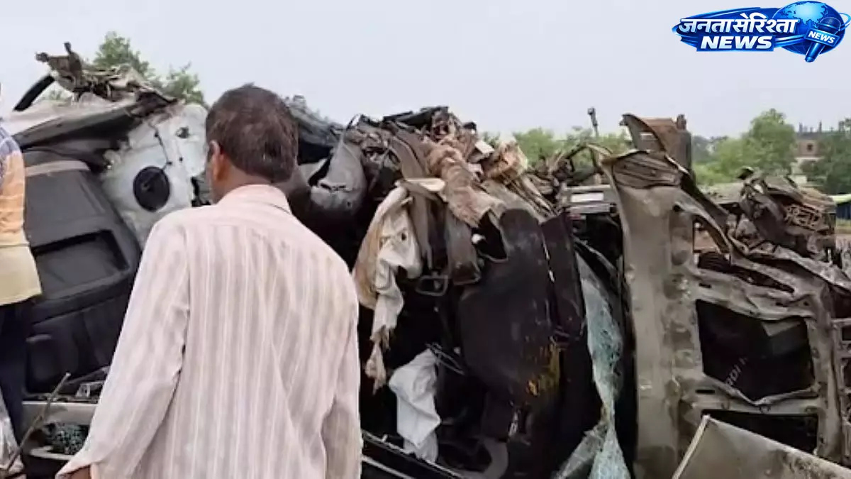 मुंबई-गोवा हाईवे पर दर्दनाक हादसा, डंपर से टकराई तेज रफ्तार कार, तीन की मौत मुंबई-गोवा हाईवे पर दर्दनाक हादसा, डंपर से टकराई तेज रफ्तार कार, तीन की मौत