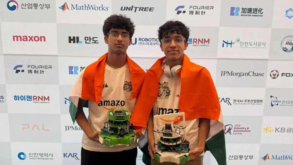 दो छात्रों ने खुद बनाए रोबोट, इंटरनेशनल रोबोट विश्व कप में हासिल किया 9वां स्थान दो छात्रों ने खुद बनाए रोबोट, इंटरनेशनल रोबोट विश्व कप में हासिल किया 9वां स्थान