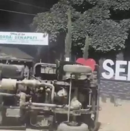 मणिपुर के सेनापति में असम राइफल्स कैंप पर भीड़ का हमला, कई वाहन क्षतिग्रस्त मणिपुर के सेनापति में असम राइफल्स कैंप पर भीड़ का हमला, कई वाहन क्षतिग्रस्त