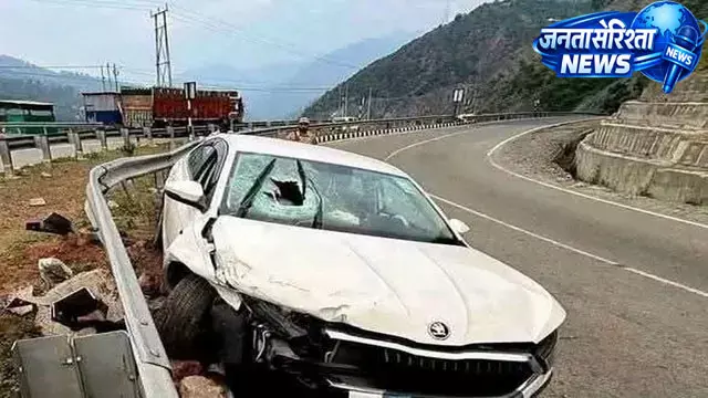 Jammu-श्रीनगर हाईवे पर हादसा, पहाड़ी से गिरे बोल्डर की चपेट में आने से पूर्व सरपंच की मौत Jammu-श्रीनगर हाईवे पर हादसा, पहाड़ी से गिरे बोल्डर की चपेट में आने से पूर्व सरपंच की मौत
