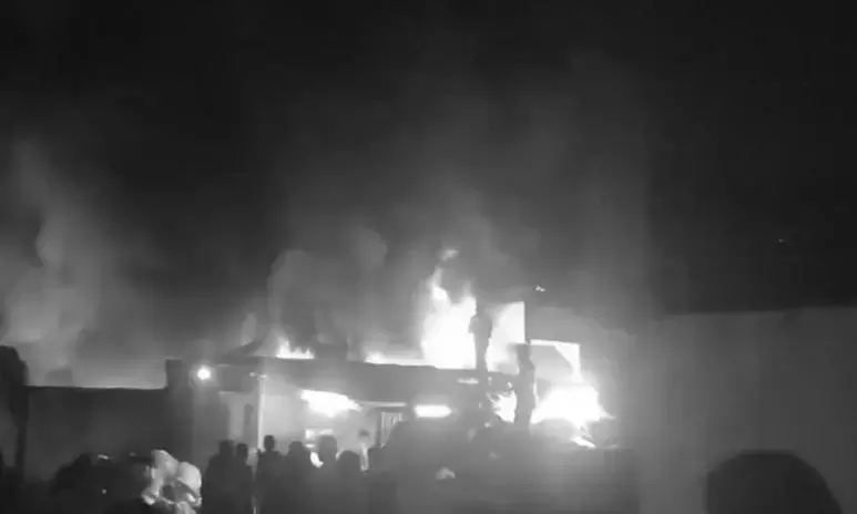Telangana: हैदराबाद में प्लास्टिक के गोदाम में भीषण आग लगी। Telangana: हैदराबाद में प्लास्टिक के गोदाम में भीषण आग लगी।