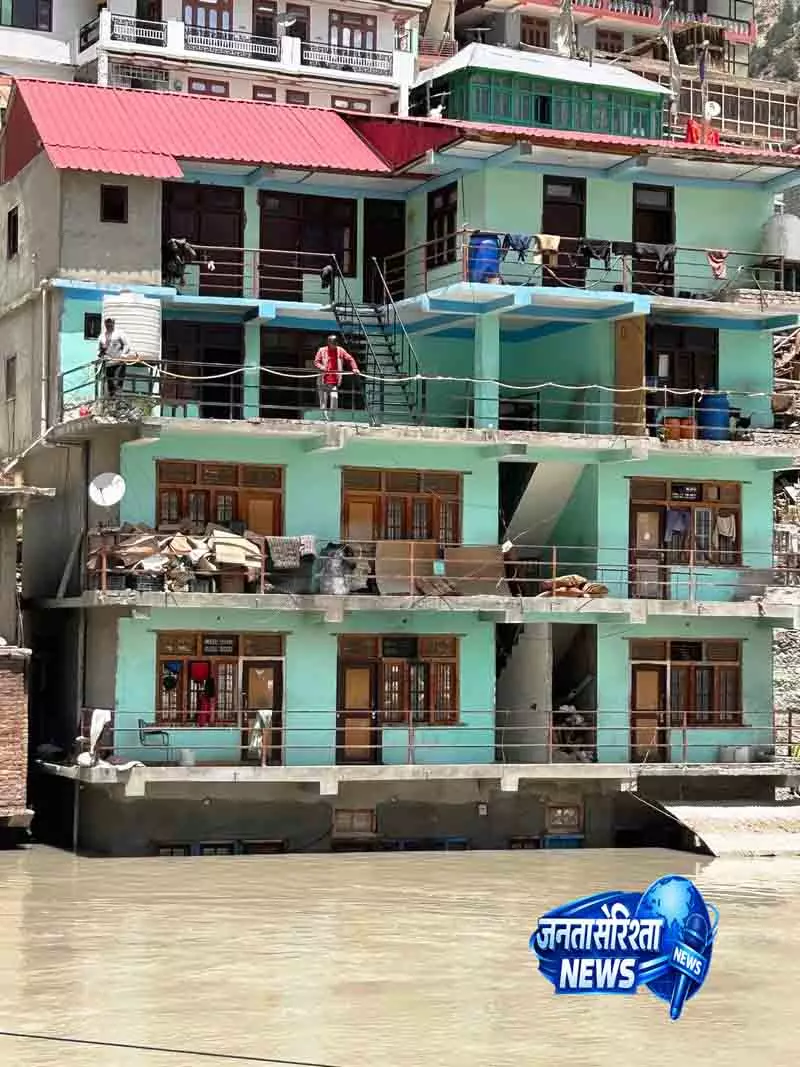 किन्नौर में मानसून का कहर, घरों पर संकट किन्नौर में मानसून का कहर, घरों पर संकट
