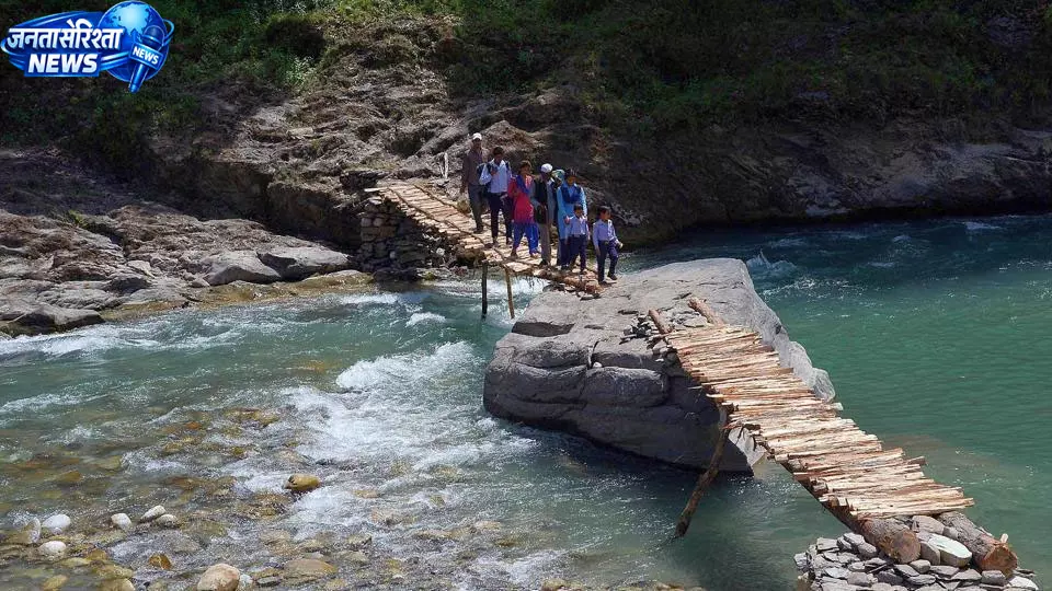 छात्रा की अपील रंग लाई, ग्रामीणों ने बनाया लकड़ी का पुल छात्रा की अपील रंग लाई, ग्रामीणों ने बनाया लकड़ी का पुल