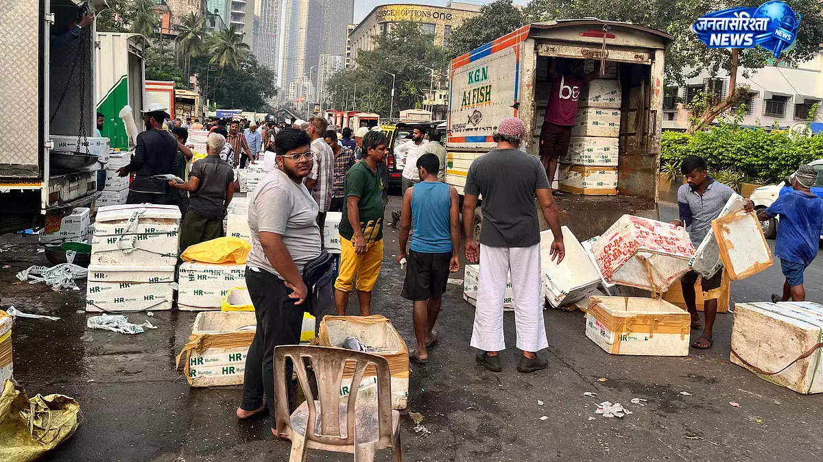 Dadar : मछली बिक्री विवाद ने लिया हिंसक रूप, घर में घुसकर प्राइवेट कर्मचारी पर हमला Dadar : मछली बिक्री विवाद ने लिया हिंसक रूप, घर में घुसकर प्राइवेट कर्मचारी पर हमला