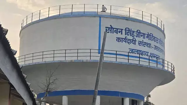 अल्मोड़ा में पेयजल टैंक पर चढ़ा युवक, एक घंटे तक चला हाई वोल्टेज ड्रामा अल्मोड़ा में पेयजल टैंक पर चढ़ा युवक, एक घंटे तक चला हाई वोल्टेज ड्रामा