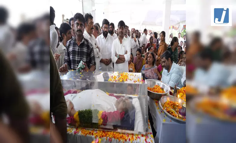 पूर्व मंत्री के घर पर हंगामा, बेटी को पिता का पार्थिव शरीर छूने की इजाजत नहीं मिली पूर्व मंत्री के घर पर हंगामा, बेटी को पिता का पार्थिव शरीर छूने की इजाजत नहीं मिली