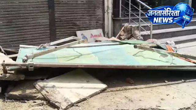बल्लभगढ़ में बंद दुकान का जर्जर छज्जा गिरा, मलबे में दबने से दो युवकों की मौत बल्लभगढ़ में बंद दुकान का जर्जर छज्जा गिरा, मलबे में दबने से दो युवकों की मौत