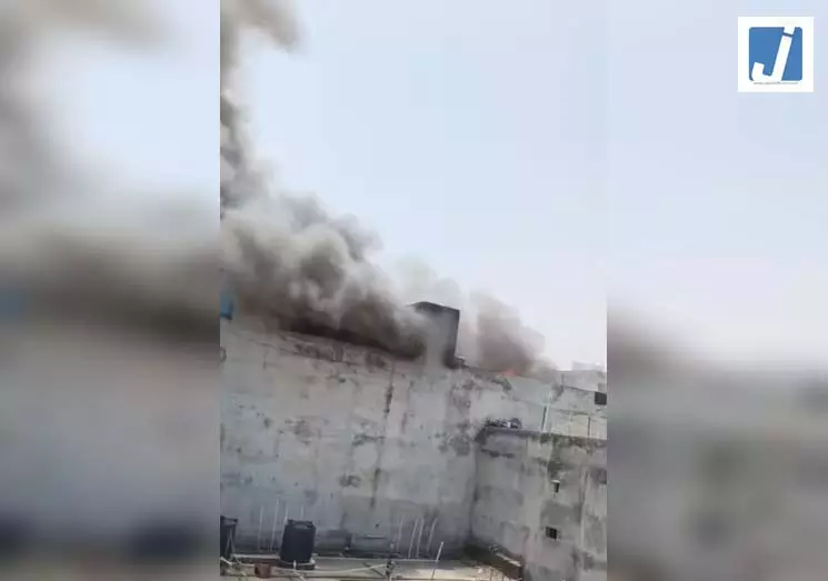 भयानक मंजर...2 की मौत, इलेक्ट्रिक बाइक में स्पार्किंग से भड़की आग भयानक मंजर...2 की मौत, इलेक्ट्रिक बाइक में स्पार्किंग से भड़की आग
