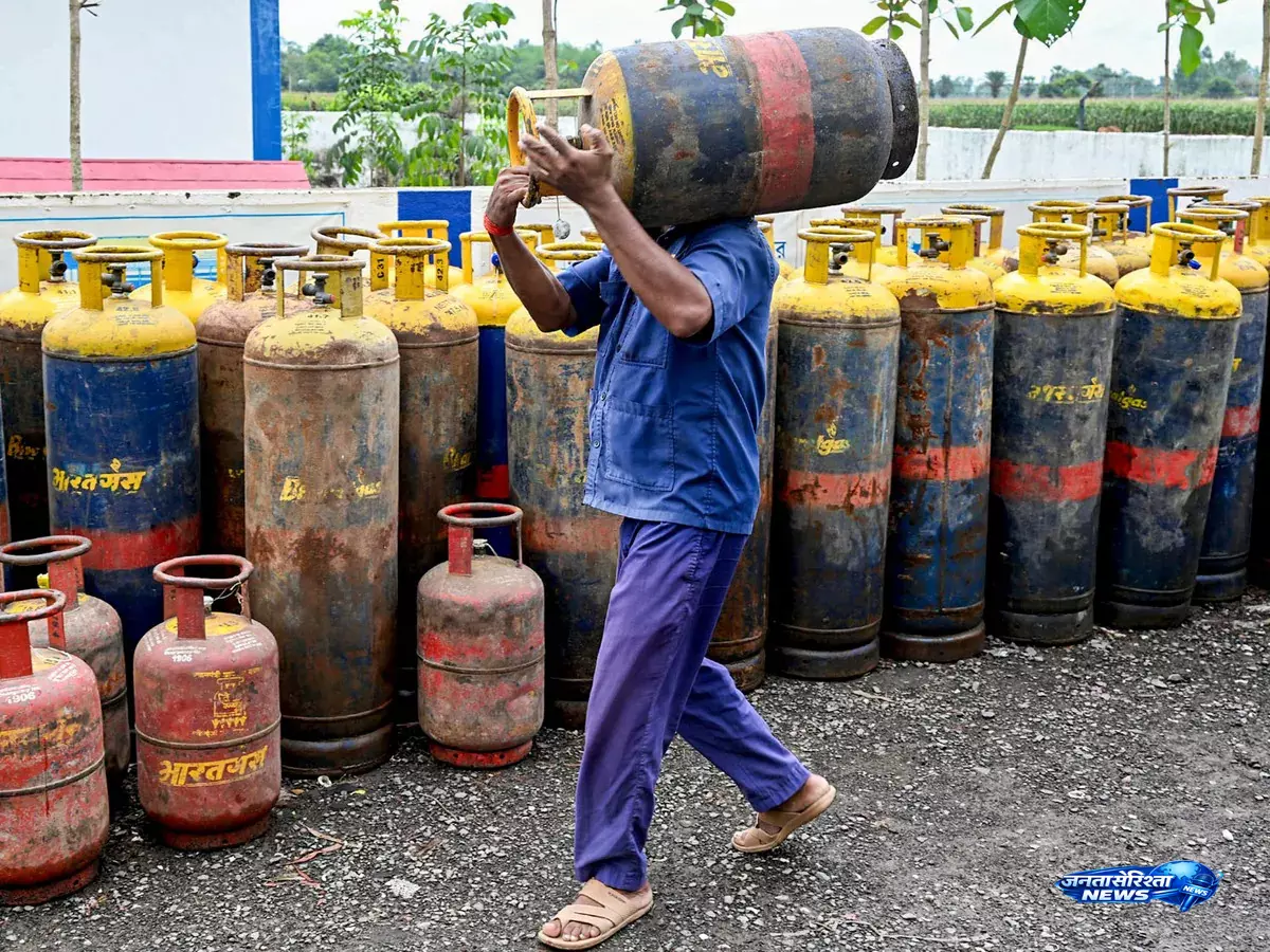LPG सिलेंडर बुकिंग हुई आसान, घर बैठे मिलेगी डिलीवरी LPG सिलेंडर बुकिंग हुई आसान, घर बैठे मिलेगी डिलीवरी