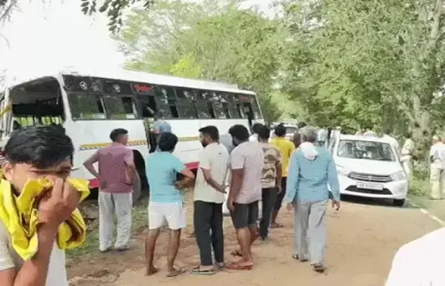 Rewari: बस हादसे में पूर्व सैनिक की मौत, कई यात्री बाल-बाल बचे Rewari: बस हादसे में पूर्व सैनिक की मौत, कई यात्री बाल-बाल बचे