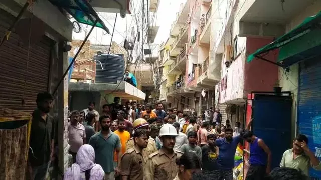 मकान में लगी भीषण आग, फंसे लोगों का रेस्क्यू मकान में लगी भीषण आग, फंसे लोगों का रेस्क्यू