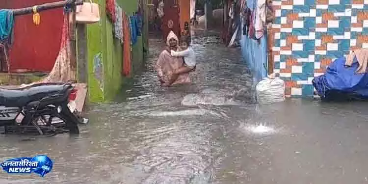 मूसलाधार बारिश ने रोकी बालेश्वर की रफ्तार मूसलाधार बारिश ने रोकी बालेश्वर की रफ्तार