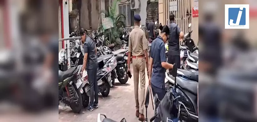 पासपोर्ट ऑफिस और पोस्ट ऑफिस को बम से उड़ाने की धमकी, पुलिस और बम स्क्वाड की टीम ने की जांच पासपोर्ट ऑफिस और पोस्ट ऑफिस को बम से उड़ाने की धमकी, पुलिस और बम स्क्वाड की टीम ने की जांच