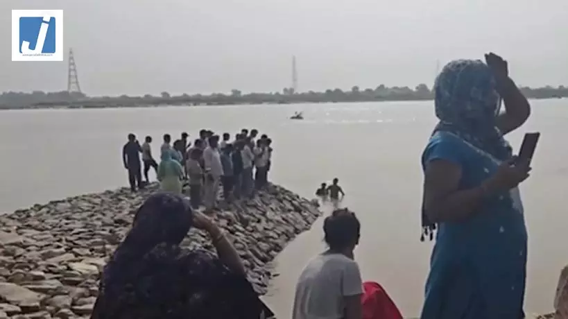 नदी में नहाते वक्त डूबे चार बच्चे, तीन के शव बरामद; एक की तलाश जारी नदी में नहाते वक्त डूबे चार बच्चे, तीन के शव बरामद; एक की तलाश जारी