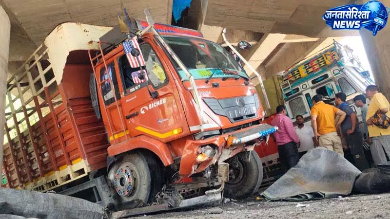परवाणू के सेक्टर-6 सेब मंडी में भीषण हादसा, चालक घायल परवाणू के सेक्टर-6 सेब मंडी में भीषण हादसा, चालक घायल