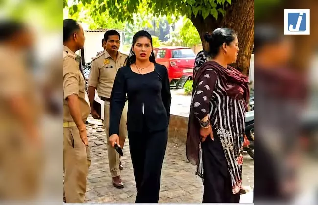 OMG! युवक को बहला-फुसलाकर ले गए, जबरन ऑपरेशन कराकर बना दिया किन्नर OMG! युवक को बहला-फुसलाकर ले गए, जबरन ऑपरेशन कराकर बना दिया किन्नर