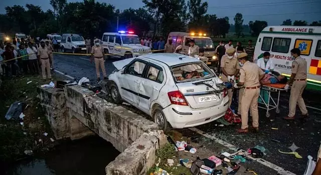रायबरेली में भीषण सड़क हादसा, 3 की मौत रायबरेली में भीषण सड़क हादसा, 3 की मौत