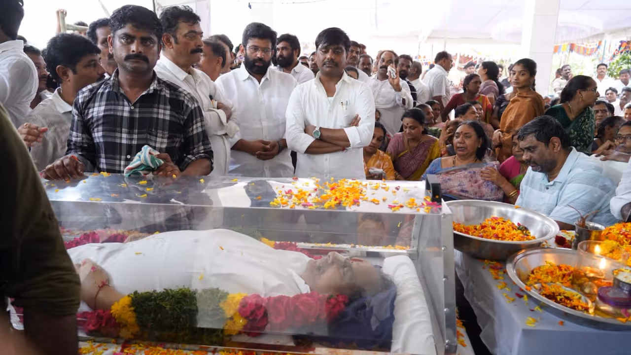 Andhra के पूर्व मंत्री के घर पर हाई ड्रामा, बेटी को शव छूने की इजाजत नहीं Andhra के पूर्व मंत्री के घर पर हाई ड्रामा, बेटी को शव छूने की इजाजत नहीं