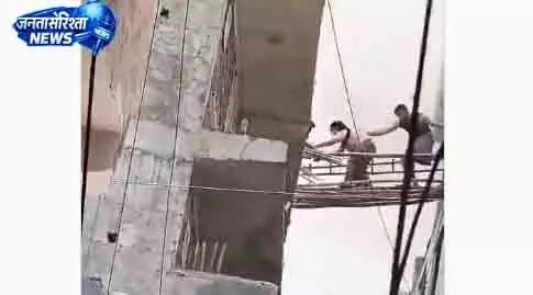 नोएडा आग हादसे में 100 से ज्यादा लोग बचाए गए नोएडा आग हादसे में 100 से ज्यादा लोग बचाए गए