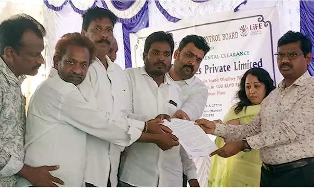 Andhra: जनसुनवाई में गुस्से का इज़हार Andhra: जनसुनवाई में गुस्से का इज़हार