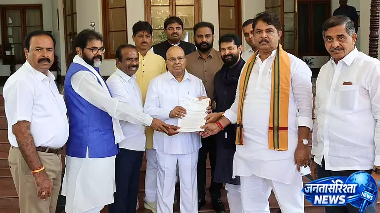 कर्नाटक में PRC नोटिफिकेशन पर सियासी घमासान, BJP ने राज्यपाल से वापस लेने की मांग की कर्नाटक में PRC नोटिफिकेशन पर सियासी घमासान, BJP ने राज्यपाल से वापस लेने की मांग की