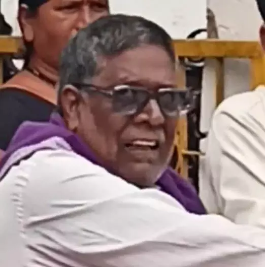 स्टेट बैंक के सामने लाखों की लूट, बुजुर्ग के शोर मचाने पर लूटेरा गिरफ्तार स्टेट बैंक के सामने लाखों की लूट, बुजुर्ग के शोर मचाने पर लूटेरा गिरफ्तार
