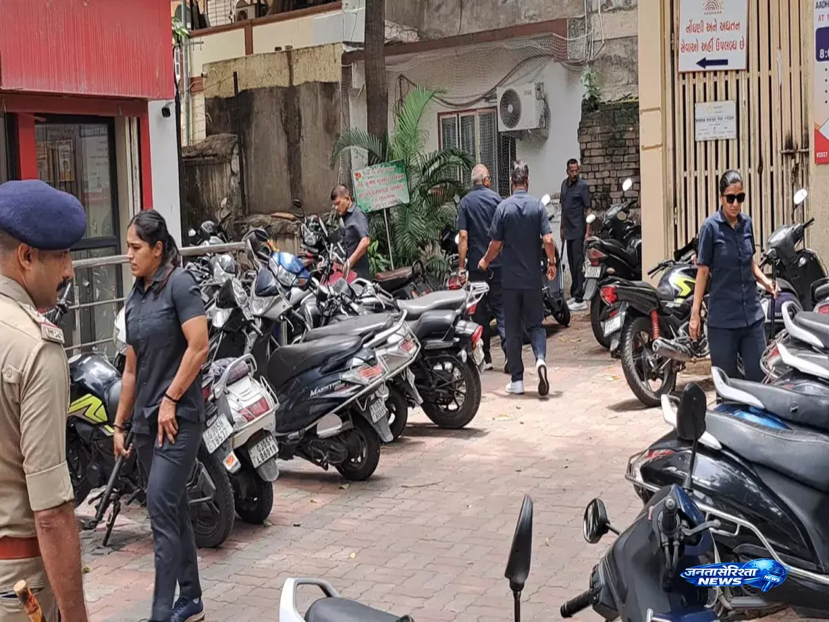 Surat में ई-मेल से मिली बम धमकी, बम स्क्वाड ने खंगाले परिसर Surat में ई-मेल से मिली बम धमकी, बम स्क्वाड ने खंगाले परिसर