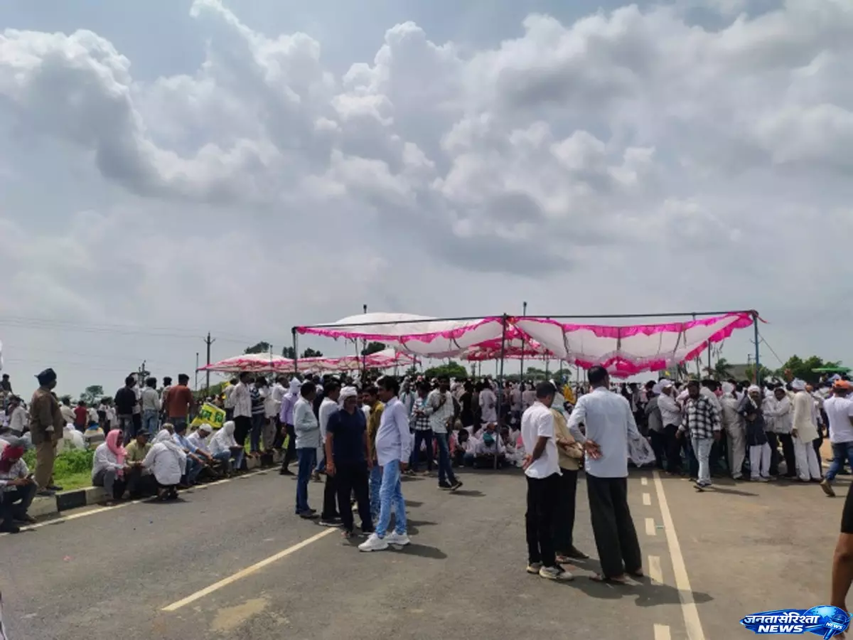 Moong खरीदी की मांग पर अड़े किसान, हरदा में NH-47 पर चक्काजाम Moong खरीदी की मांग पर अड़े किसान, हरदा में NH-47 पर चक्काजाम