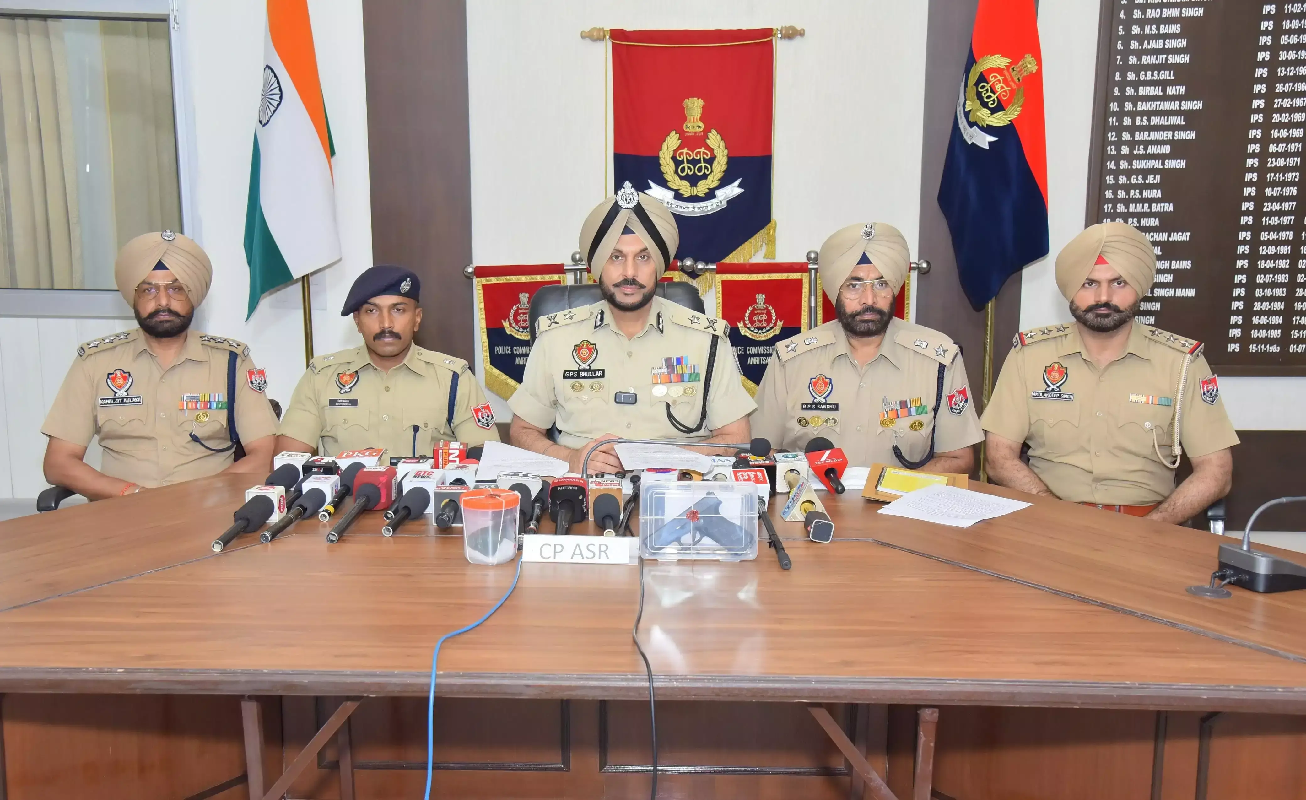 Chandigarh: अमृतसर में सुरक्षा एजेंसियों की बड़ी सफलता, संदिग्ध हथियारों समेत पकड़ा गया Chandigarh: अमृतसर में सुरक्षा एजेंसियों की बड़ी सफलता, संदिग्ध हथियारों समेत पकड़ा गया