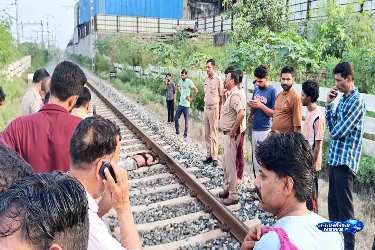 Mansoorpur रेलवे पुल के पास हादसा, युवक की मौत से गांव में पसरा सन्नाटा Mansoorpur रेलवे पुल के पास हादसा, युवक की मौत से गांव में पसरा सन्नाटा