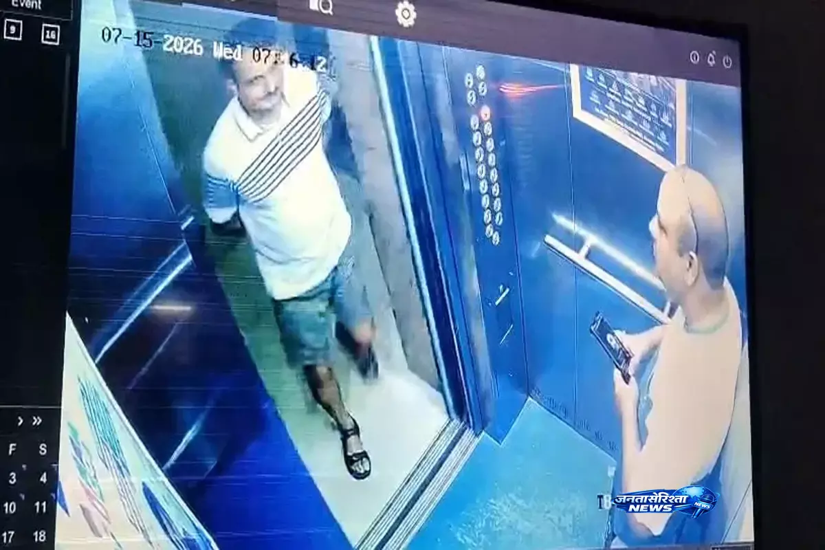 Ghaziabad: लिफ्ट बनी अखाड़ा, दो पक्षों में मारपीट CCTV में कैद Ghaziabad: लिफ्ट बनी अखाड़ा, दो पक्षों में मारपीट CCTV में कैद