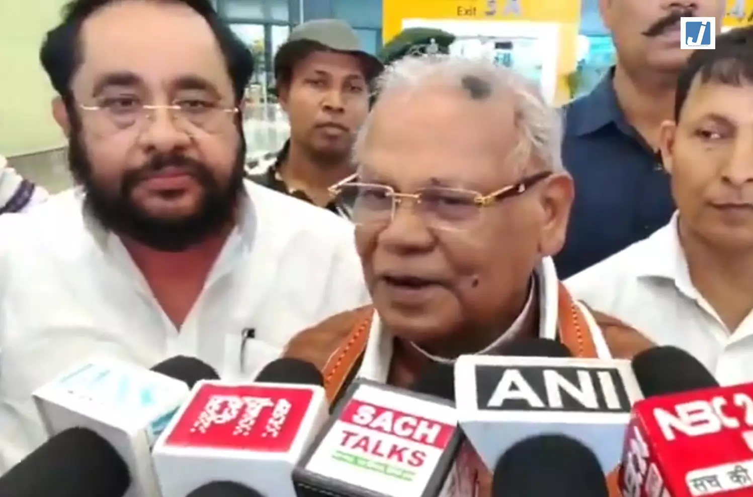 जीतन राम मांझी बोले- बीजेपी उम्मीदवार की जीत तय, प्रशांत किशोर पर भी साधा निशाना जीतन राम मांझी बोले- बीजेपी उम्मीदवार की जीत तय, प्रशांत किशोर पर भी साधा निशाना