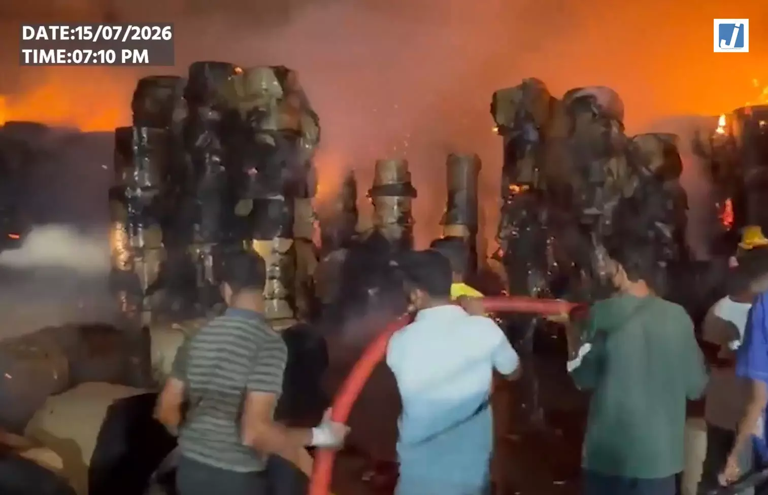 FIRE: पेपर पैकेजिंग फैक्ट्री के गोदाम में भीषण आग, कागज के बंडल जलकर राख FIRE: पेपर पैकेजिंग फैक्ट्री के गोदाम में भीषण आग, कागज के बंडल जलकर राख