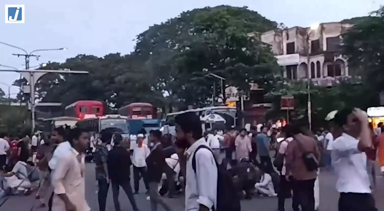 शिक्षा मंत्री के इस्तीफे की मांग तेज, HSC परीक्षा को लेकर छात्रों का देशव्यापी प्रदर्शन शिक्षा मंत्री के इस्तीफे की मांग तेज, HSC परीक्षा को लेकर छात्रों का देशव्यापी प्रदर्शन