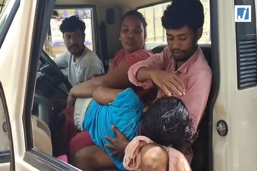 एम्बुलेंस नहीं मिली... मां-बाप की आंखों के सामने तड़पकर 14 साल की छात्रा ने तोड़ा दम एम्बुलेंस नहीं मिली... मां-बाप की आंखों के सामने तड़पकर 14 साल की छात्रा ने तोड़ा दम