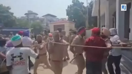 कर्मचारियों पर कार्रवाई को लेकर सुखबीर बादल का भगवंत मान सरकार पर हमला कर्मचारियों पर कार्रवाई को लेकर सुखबीर बादल का भगवंत मान सरकार पर हमला