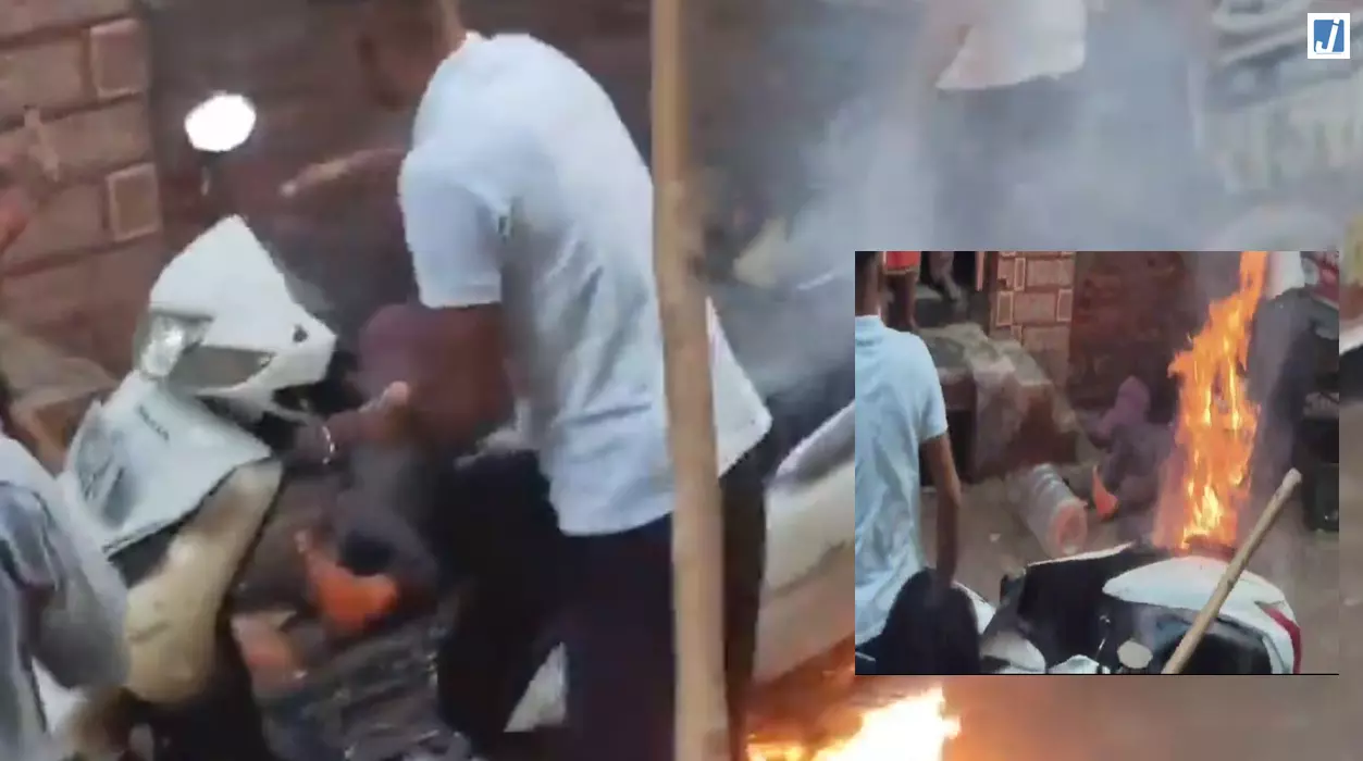 हाईटेंशन तार टूटकर सड़क पर गिरा, करंट से 5 झुलसे, स्कूटी में लगी आग हाईटेंशन तार टूटकर सड़क पर गिरा, करंट से 5 झुलसे, स्कूटी में लगी आग