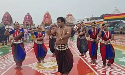 पुरी में रथयात्रा से पहले कलाकारों ने भगवान जगन्नाथ के स्वागत में दी मनमोहक नृत्य प्रस्तुति पुरी में रथयात्रा से पहले कलाकारों ने भगवान जगन्नाथ के स्वागत में दी मनमोहक नृत्य प्रस्तुति