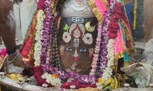 चंद्रमा, बेलपत्र, वैष्णव तिलक और त्रिपुंड से सजे बाबा महाकाल, भस्म आरती में बड़ी संख्या में शामिल हुए श्रद्धालु