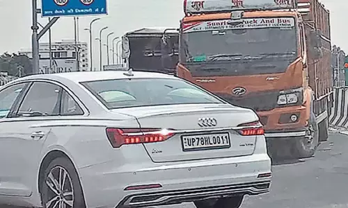 लखनऊ-कानपुर एक्सप्रेसवे पर दूसरे दिन बड़ा हादसा लखनऊ-कानपुर एक्सप्रेसवे पर दूसरे दिन बड़ा हादसा