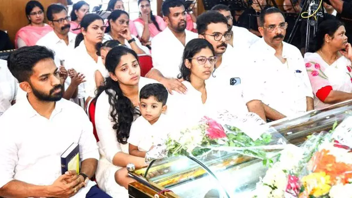 वियतनाम नाव दुर्घटना: होमटाउन ने थॉमस और लौनी को आंसू भरी विदाई दी वियतनाम नाव दुर्घटना: होमटाउन ने थॉमस और लौनी को आंसू भरी विदाई दी
