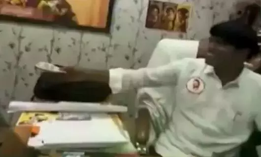 TVK ने रिश्वत का वीडियो वायरल होने पर पंचायत नेता वीरसामी को हटाया TVK ने रिश्वत का वीडियो वायरल होने पर पंचायत नेता वीरसामी को हटाया
