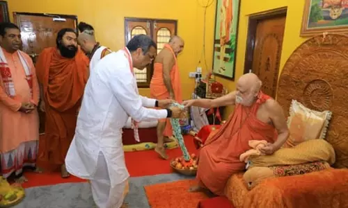 जगन्नाथ रथ यात्रा के अवसर पर धर्मेंद्र प्रधान सहित कई नेताओं ने शंकराचार्य स्वामी निश्चलानंद से की मुलाकात जगन्नाथ रथ यात्रा के अवसर पर धर्मेंद्र प्रधान सहित कई नेताओं ने शंकराचार्य स्वामी निश्चलानंद से की मुलाकात