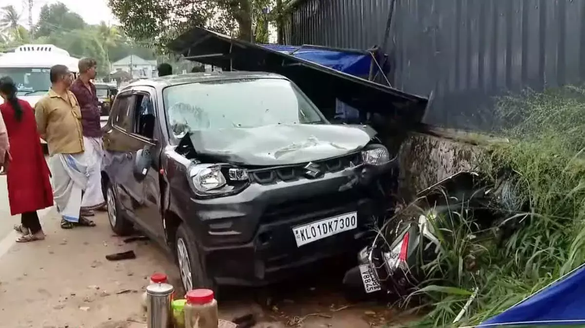 कोट्टायम में कार सड़क किनारे दुकान में घुसी; चार लोग घायल, एक की हालत गंभीर कोट्टायम में कार सड़क किनारे दुकान में घुसी; चार लोग घायल, एक की हालत गंभीर