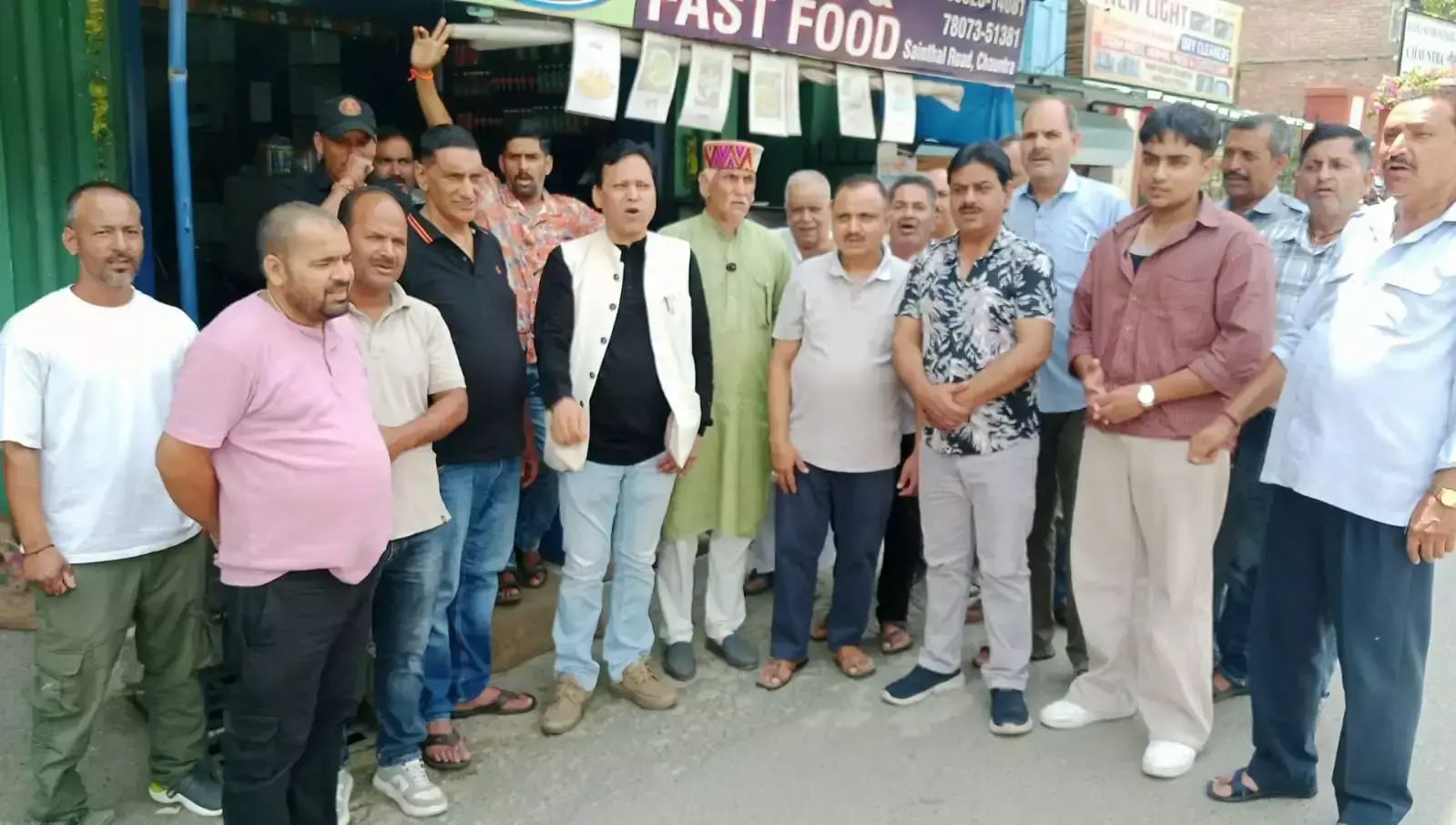 Mandi: स्मार्ट मीटर योजना का विरोध तेज, सड़कों पर उतरे उपभोक्ता Mandi: स्मार्ट मीटर योजना का विरोध तेज, सड़कों पर उतरे उपभोक्ता
