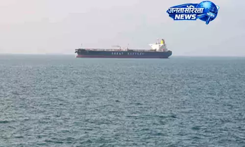 DGMA का निर्देश- होर्मुज के रास्ते न जाएं भारतीय नाविक, शिपिंग कंपनियों को दी चेतावनी DGMA का निर्देश- होर्मुज के रास्ते न जाएं भारतीय नाविक, शिपिंग कंपनियों को दी चेतावनी