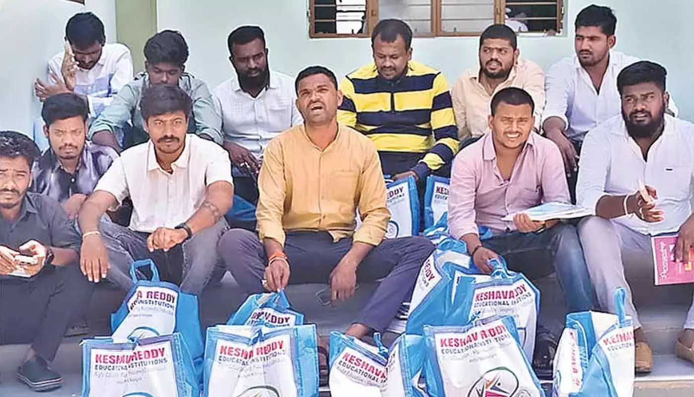 Andhra: पाठ्यपुस्तकें बेचने के कारण केशव रेड्डी स्कूल सील किया गया Andhra: पाठ्यपुस्तकें बेचने के कारण केशव रेड्डी स्कूल सील किया गया