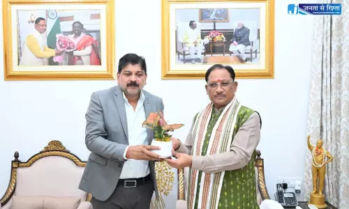 CM विष्णुदेव साय से रायपुर डीआरएम दयानन्द ने की भेंट CM विष्णुदेव साय से रायपुर डीआरएम दयानन्द ने की भेंट