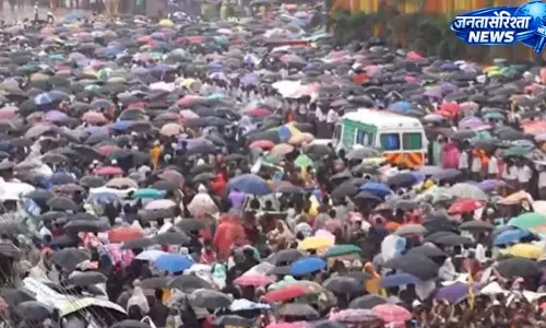 Puri रथ यात्रा में उमड़ी भीड़, बेहोश श्रद्धालु को तुरंत अस्पताल पहुंचाया Puri रथ यात्रा में उमड़ी भीड़, बेहोश श्रद्धालु को तुरंत अस्पताल पहुंचाया